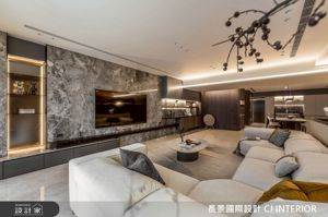 灰階鋪陳出家的精緻輪廓！金屬、玻璃材質豐富層次，儲藏室與系統收納讓機能與美感並存_視覺圖