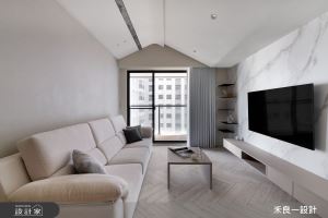 台中 25 坪中古屋化身精品現代豪宅！造型天花與藝術塗料，建立一家三口與毛小孩的舒適天地_視覺圖