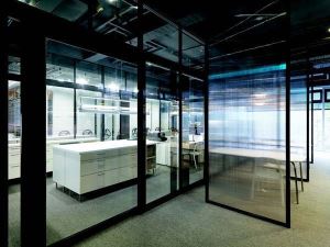 【大玩牆面材】玻璃隔間能讓空間輕盈-清透感_視覺圖