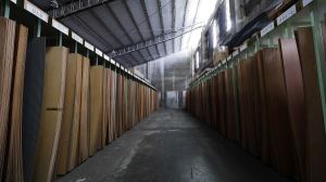 【裝潢小跟班3】工廠實地探訪：木皮原來這樣挑！_視覺圖