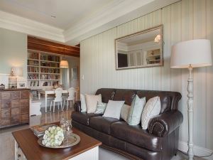 喜歡清水模牆害怕預算太高可以如何做？到底該選壁紙還是壁布？牆面建材價格、特色比拚！_視覺圖