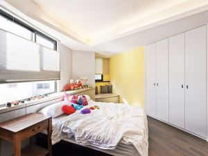 格局歪斜、樑柱超多！聰明運用機能雙面櫃界定空間，藏樑取「正」_視覺圖