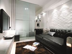 【舒適小住宅】12.5坪機能倍增術!拆除隔間牆以磨砂玻璃、雙面櫃界定空間_視覺圖