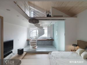 純白明亮的三層別墅! 拆除樓板後主臥斜屋頂頗具特色呢!_視覺圖
