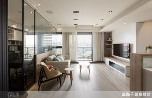 用木皮、鐵件與清玻璃妝點空間，打造一家四口的陽光屋_視覺圖