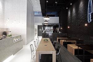 【TV】簡約黑白構築甜鹹魅力  10年屋成網美最愛打卡餐廳_視覺圖