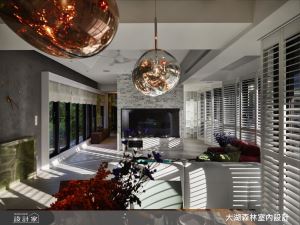 援引湖光呼應山色，玩味光線的浮誇藝術宅_視覺圖