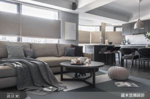 陽光中的清亮老屋，聽灰與藍的合奏_視覺圖