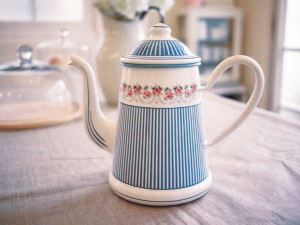 琺瑯餐廚用品 鄉村午後少不了的茶壺與杯_視覺圖