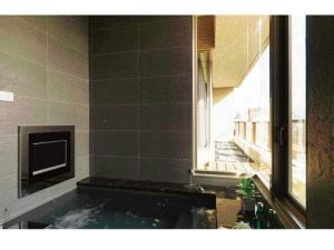 如何在浴室也能享受視聽設備？_視覺圖