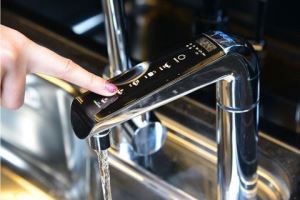 專家呼籲管路老舊勿喝早晨水 嚴選淨水品牌居家用水才無虞_視覺圖